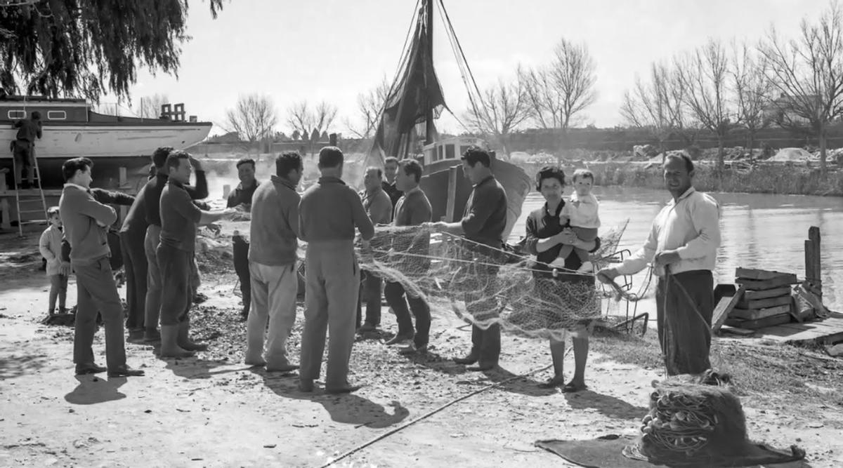 Un grupo de pescadores trabaja con las redes en el puerto fluvial.