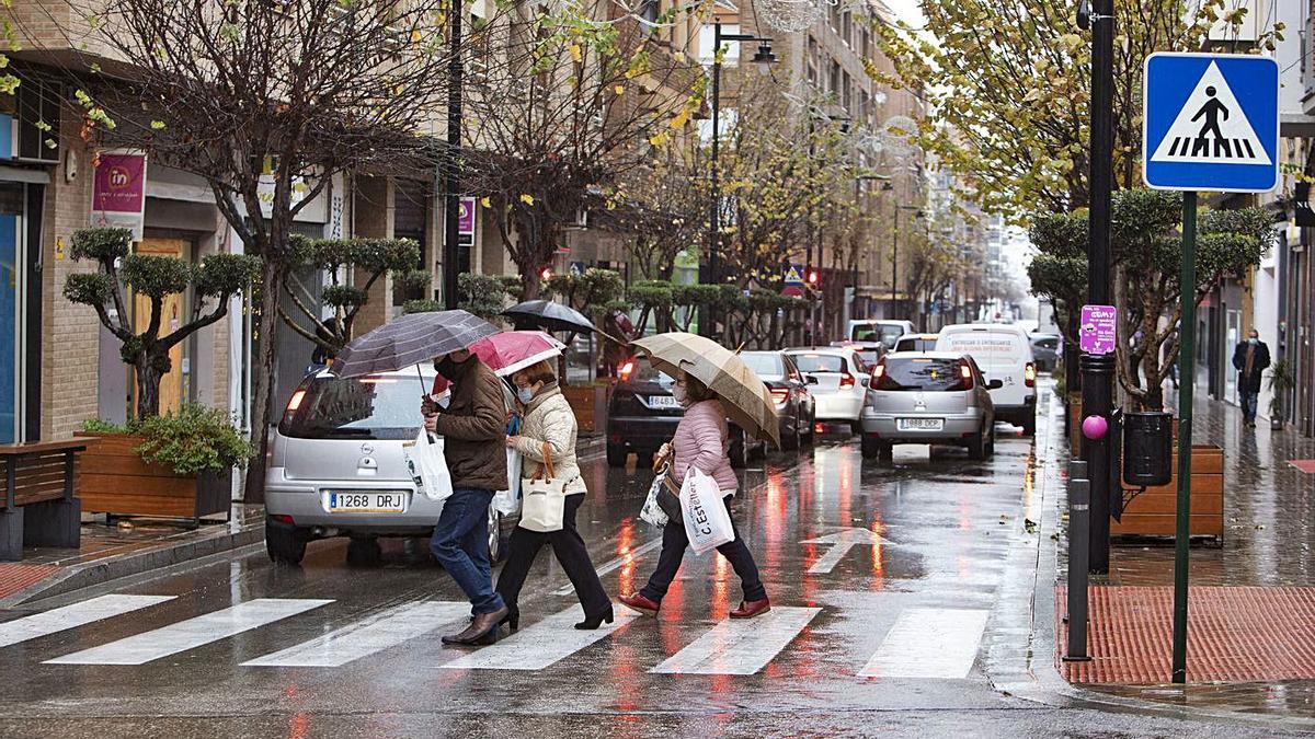 Paso de peatones en la avenida de Martínez Valls de Ontinyent, ayer por la mañana. | LEVANTE-EMV