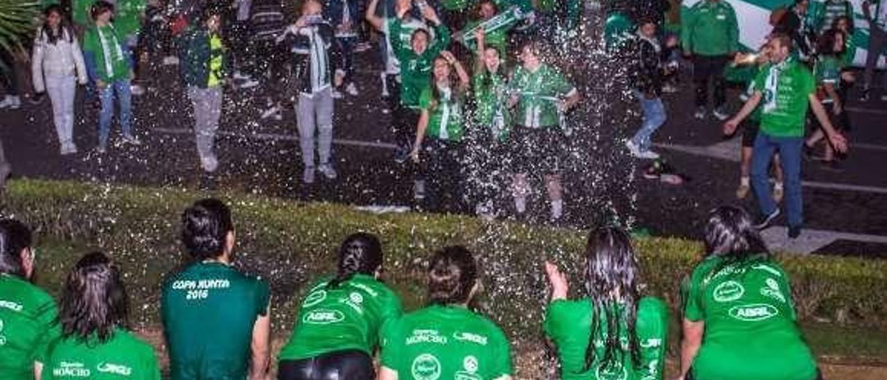 Jugadoras y aficionados del Burgas, el sábado en la fuente. // FdV