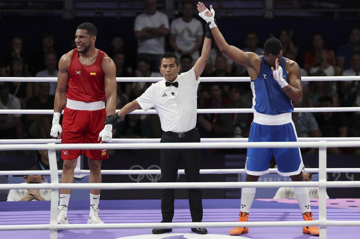 El boxeador azerbaiyano Loren Berto Alfonso Domínguez (azul) se impone al español Enmanuel Reyes Pla (rojo) en su combate de semifinales de 92kg masculino de los Juegos Olímpicos de París 2024.