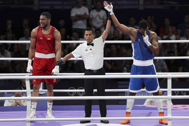 El boxeador azerbaiyano Loren Berto Alfonso Domínguez (azul) se impone al español Enmanuel Reyes Pla (rojo) en su combate de semifinales de 92kg masculino de los Juegos Olímpicos de París 2024.
