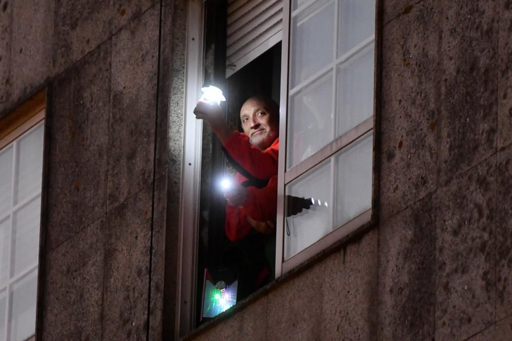 Vecinos unidos en la cuarentena por los aplausos en los balcones