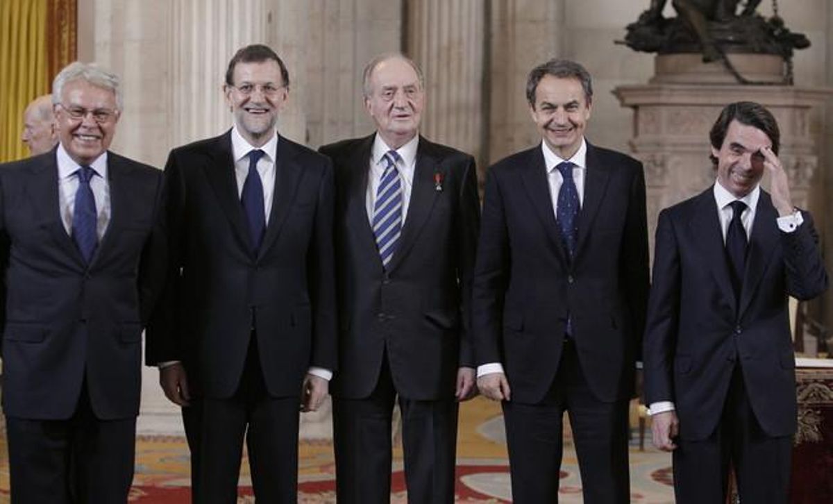 El rei Joan Carles acompanyat dels expresidents del Govern Felipe González, José Luis Rodríguez Zapatero, José María Aznar i el president del Govern, Mariano Rajoy, el 2012.