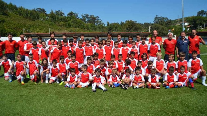 Foto de grupo de los participantes en el campus del Arsenal en Ribadesella en 2014.