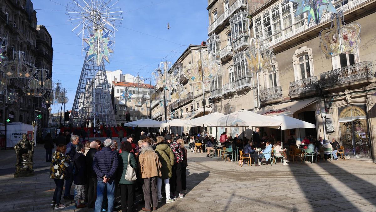 VIGO, PORTA DO SOL. GENTE HACIENDO FOTOS AL ARBOL, FREE TOURS, GENTE EN TERRAZAS...