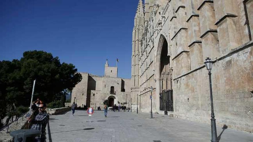 La prohibición para aparcar en el mirador de la Seu ha comenzado hoy.