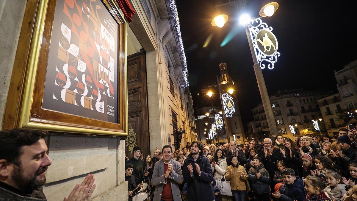 Ambiente navideño en el descubrimiento del cartel de la Cabalgata de Alcoy