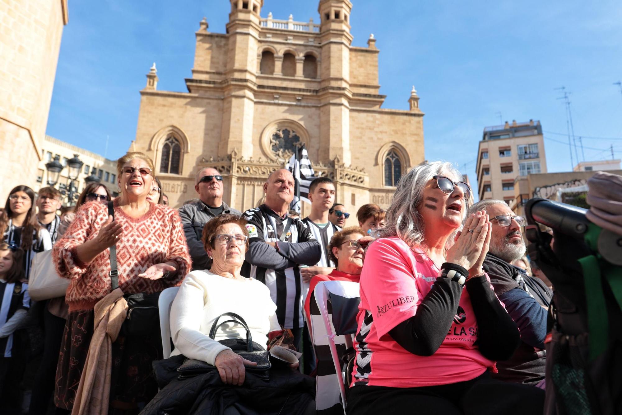 La plaza Mayor de Castelló se tiñe de albinegrismo en un día para el recuerdo