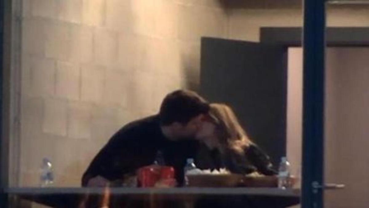 El beso público de Piqué y Clara Chía