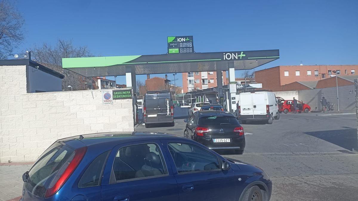Coches hacen fila para repostar en la gasolinera Oil+ de Carabanchel, Madrid.