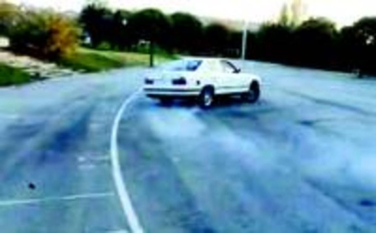 Derrapant amb un cotxe de gran potència enmig de la carretera.