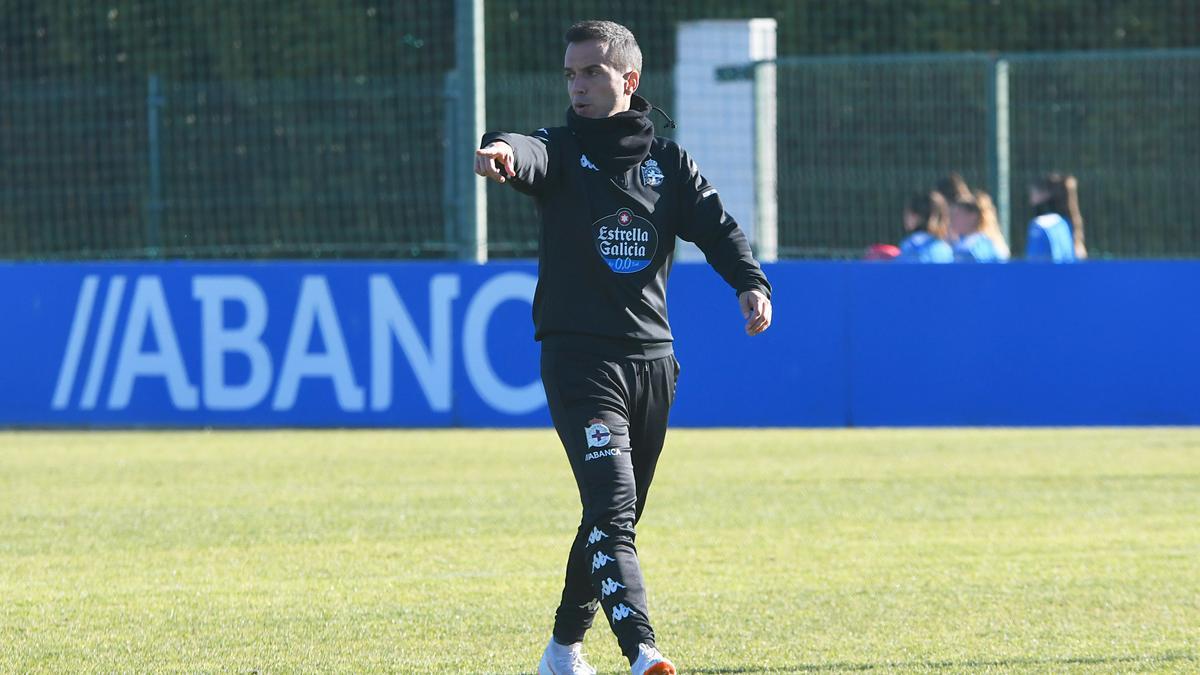 Borja Jiménez, entrenador del Deportivo, durante un entrenamiento.