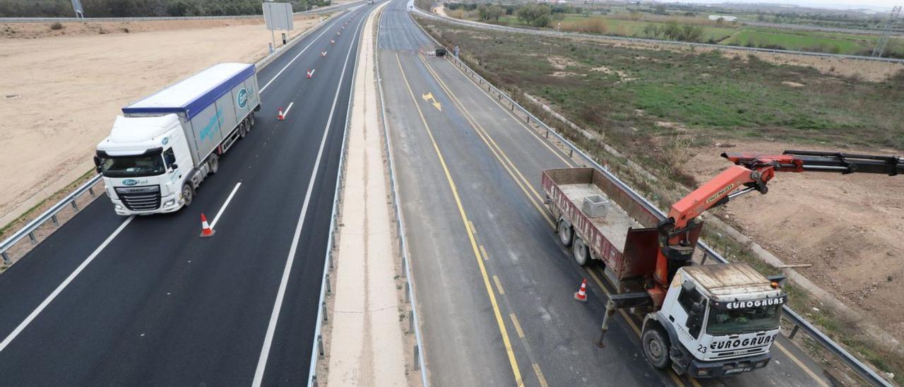 Obras en el desdoblamiento de la N-232 entre Figueruelas y Gallur, tramo de autovía que se cuiminó el año pasado. | ÁNGEL DE CASTRO
