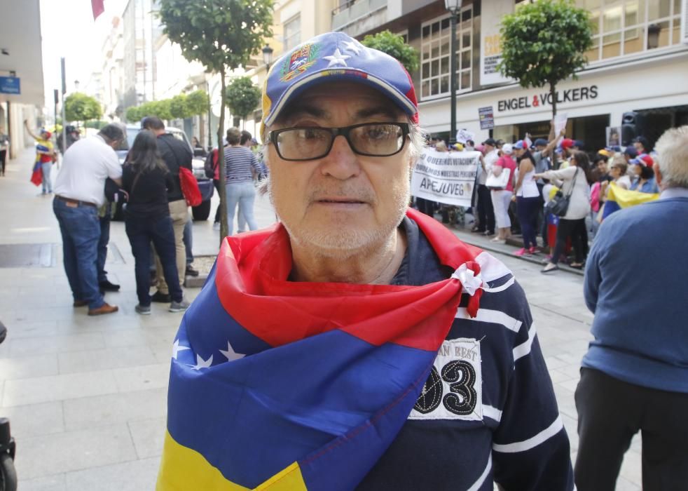 "Venezuela está luchando por su libertad" ha sido una de las consignas que se han leído esta mañana por los pensionistas venezolanos en Vigo.