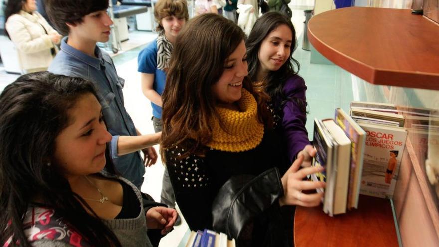 Jóvenes participando en un &quot;bookcrossing&quot;. / JESÚS REGAL