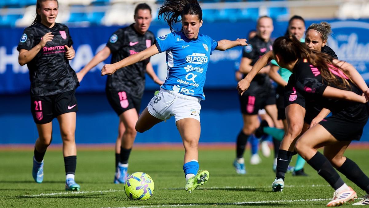 Patri, del Alhama ElPozo, lanza a puerta entre varias jugadoras del Madrid CFF durante el partido de la Liga F