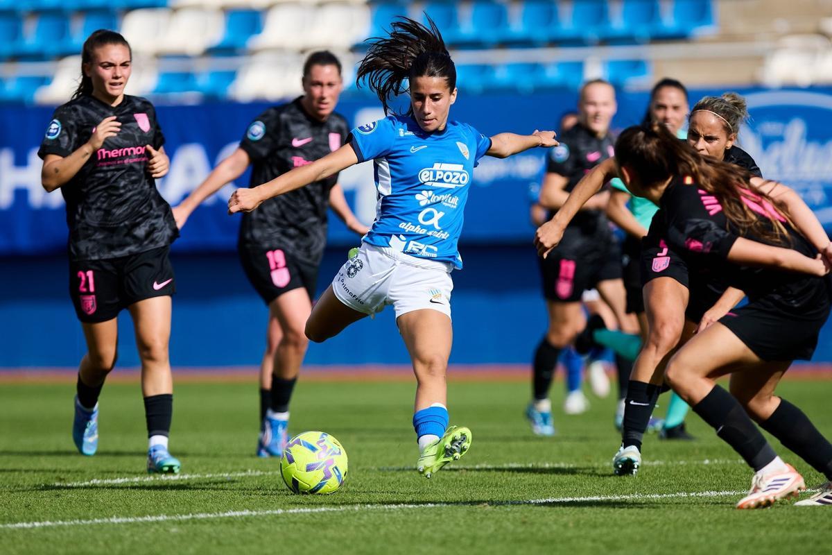 Patri, del Alhama ElPozo, lanza a puerta entre varias jugadoras del Madrid CFF durante el partido de la Liga F