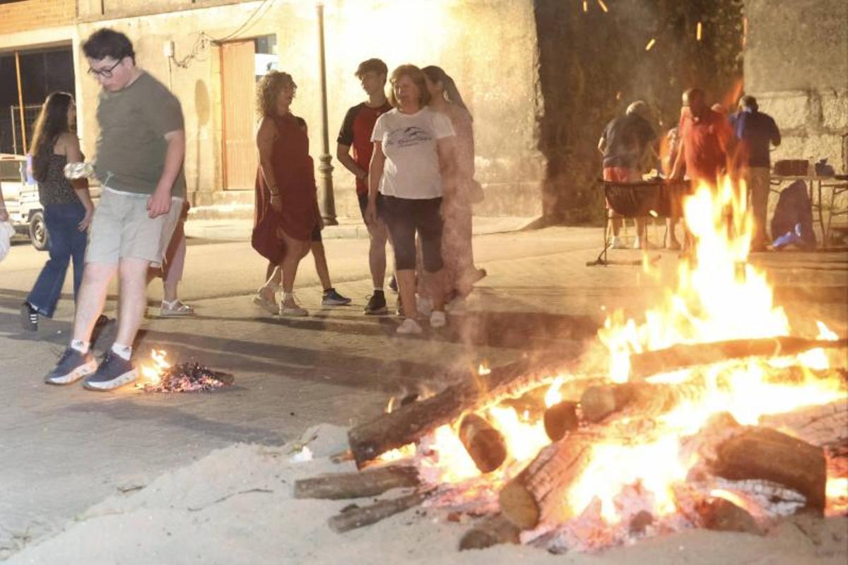 La fiesta vivida en Vilanova por la antigua comparsa Os Golfiños.