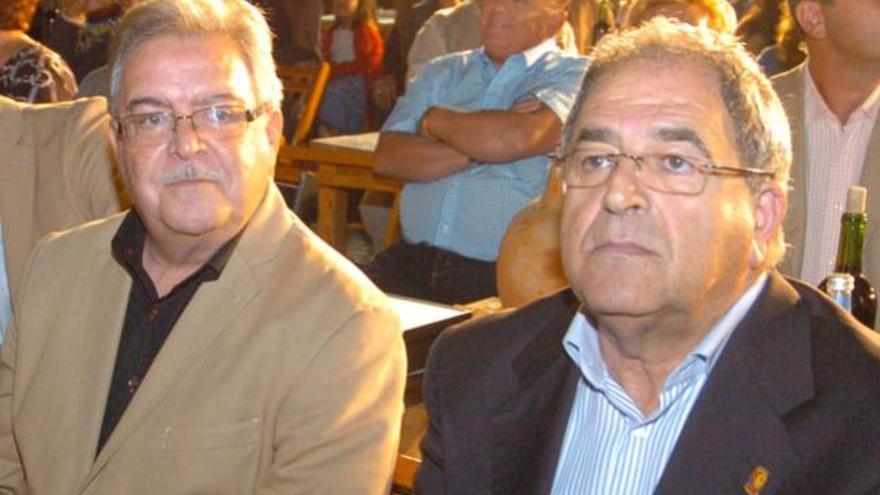 El presidente del Cabildo, José Miguel Bravo, y el alcalde de Teror, Juan de Dios Ramos, anoche en la plaza del Pino de Teror. i ADOLFO  MARRERO