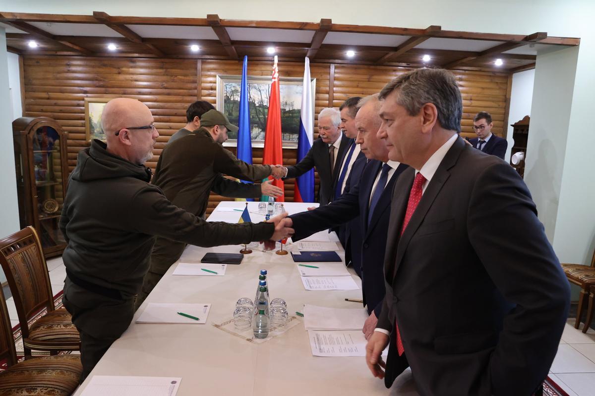 Segundo encuentro de las delegaciones rusa (derecha) y ucraniana (izquierda) durante las negociaciones de alto el fuego entre Rusia y Ucrania, en un lugar no revelado en la región de Brest, Bielorrusia.