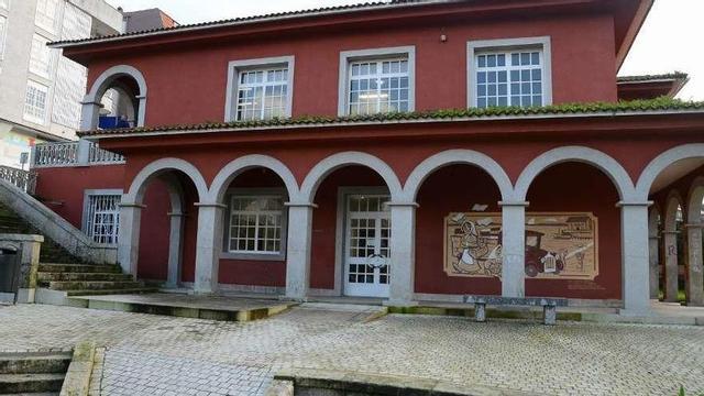 La biblioteca municipal Torrente Ballester, en el centro del municipio. // Gonzalo Núñez