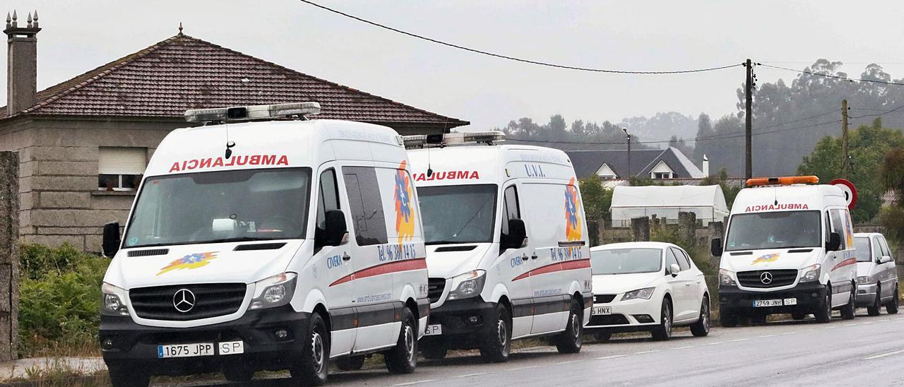 Varias ambulancias estacionadas en el arcén de la carretera PO-531, a su paso por A Goulla, ayer. |  // IÑAKI ABELLA