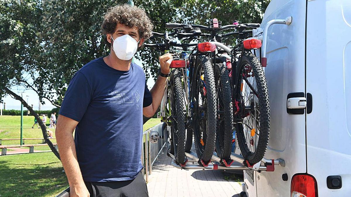 Josep Marca junto a las bicis que transporta en su ‘camper’ en el ‘parking’ de la Torre.   | // CARLOS PARDELLAS