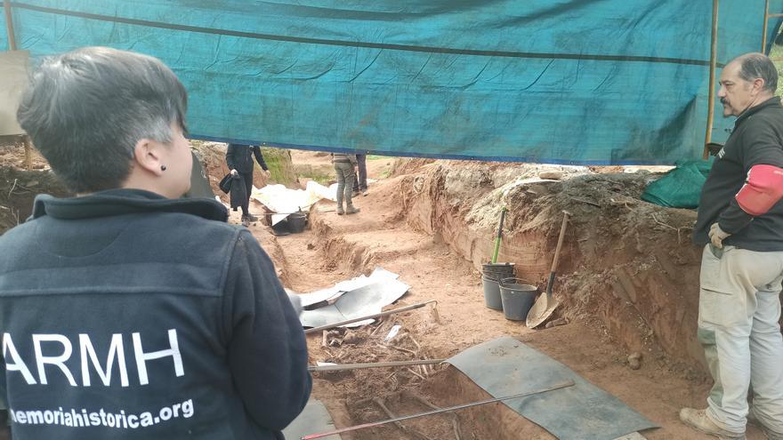 Roban el toldo y las herramientas para la exhumación de las fosas de El Rellán, donde ya se han recuperado 51 cuerpos de represaliados por el franquismo