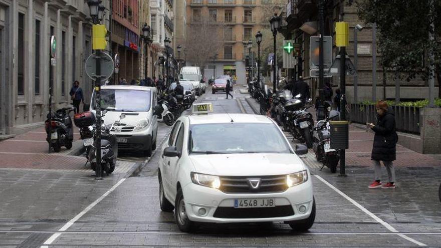 Los taxistas votan para decidir si se recuperan las tarifas habituales