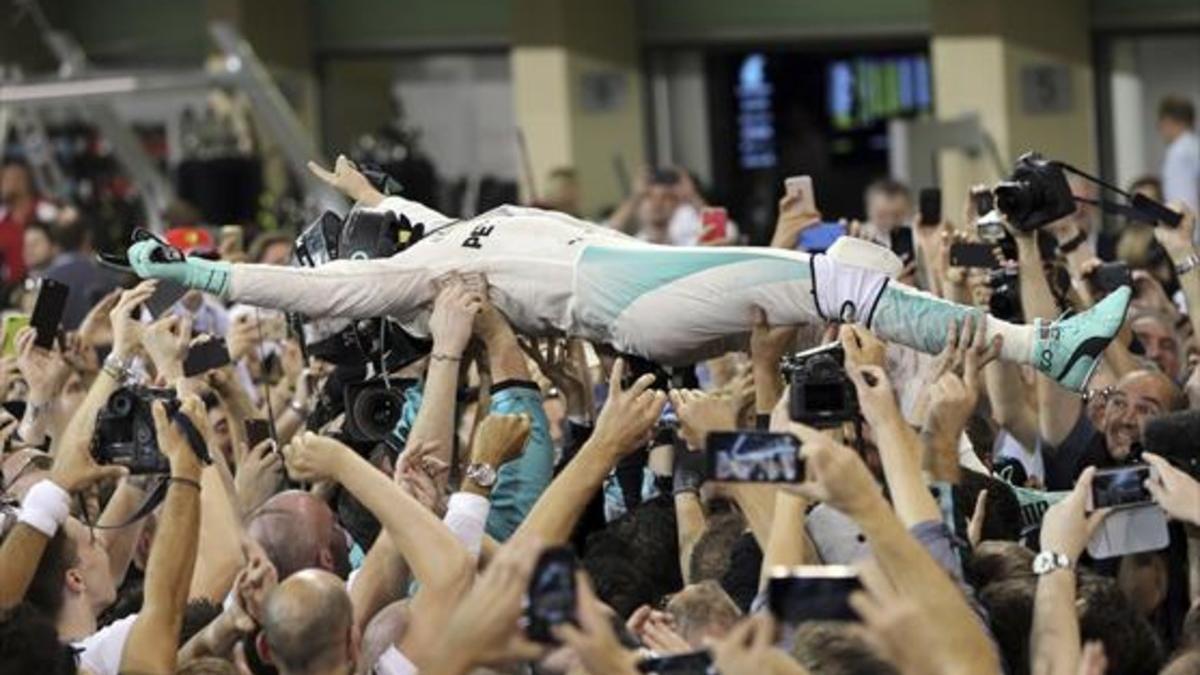 Nico Rosberg celebra el título con su equipo, ayer en Yas Marina.