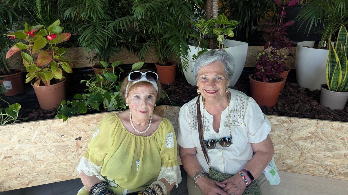 Pepita (izquierda) y Pilar (derecha) en el refugio climático del Círculo de Bellas Artes.