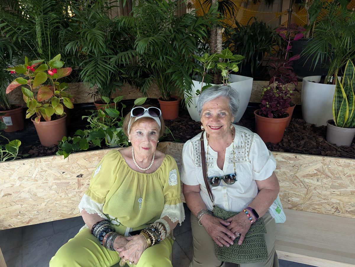Pepita (izquierda) y Pilar (derecha) en el refugio climático del Círculo de Bellas Artes.