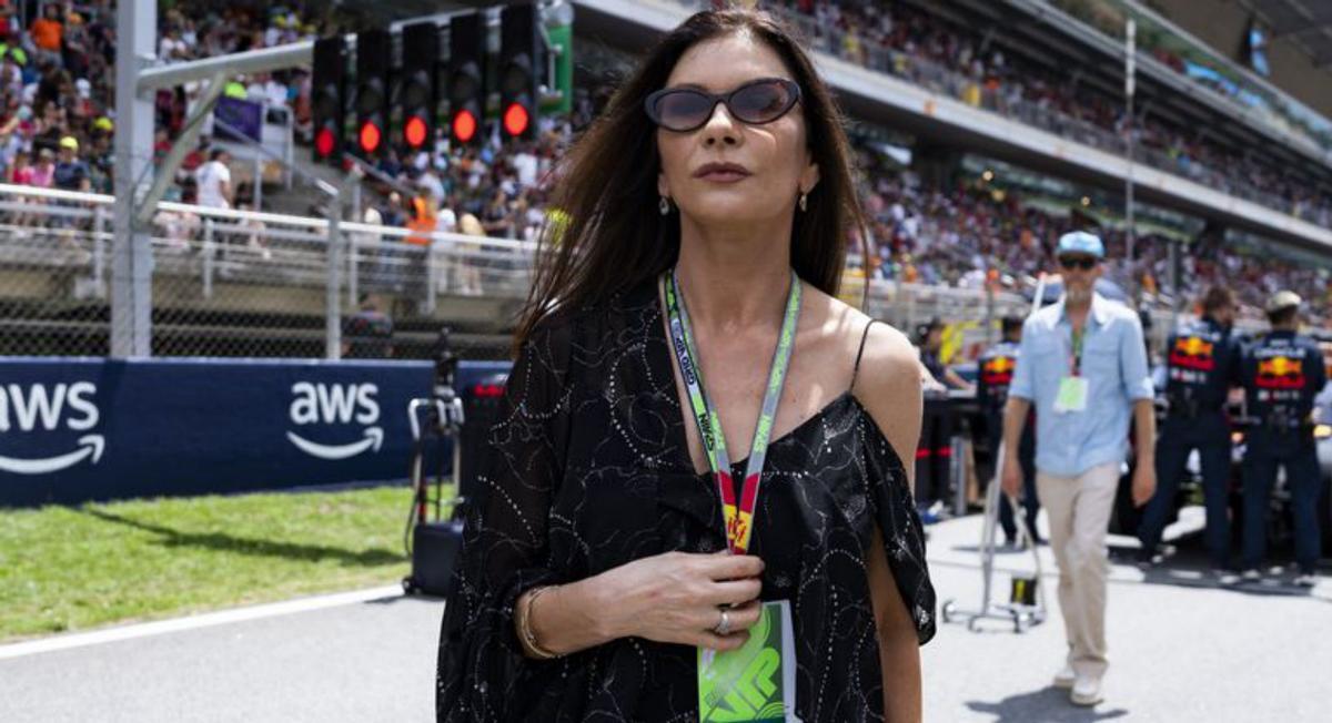 Neymar y Rosalía, ayer, en el circuito de Montmeló; en el círculo, la cantante, en el Primavera Sound, actuando un día antes. Efe |