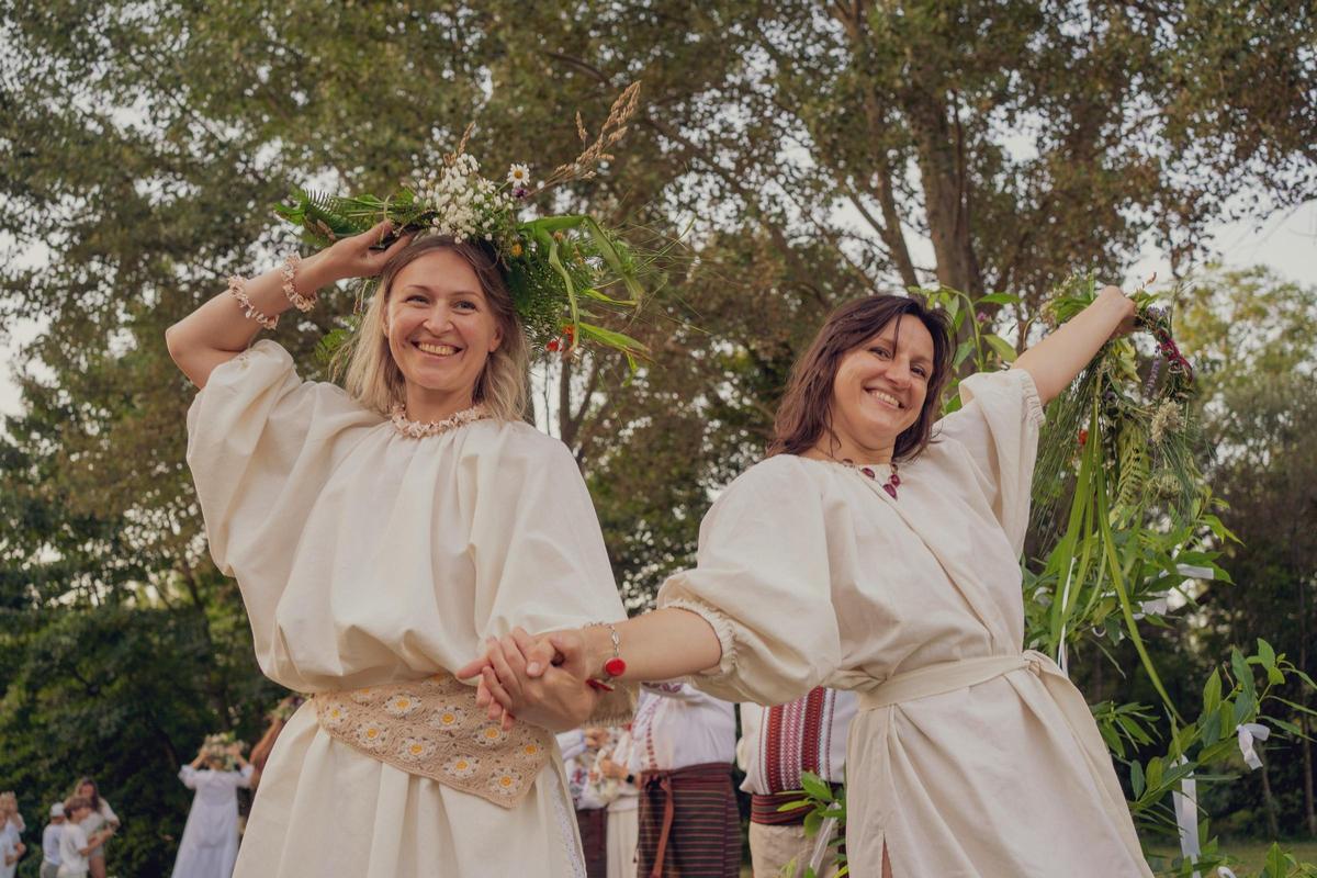 La celebración de los ucranianos en Asturias de la Noche de San Juan, en imágenes