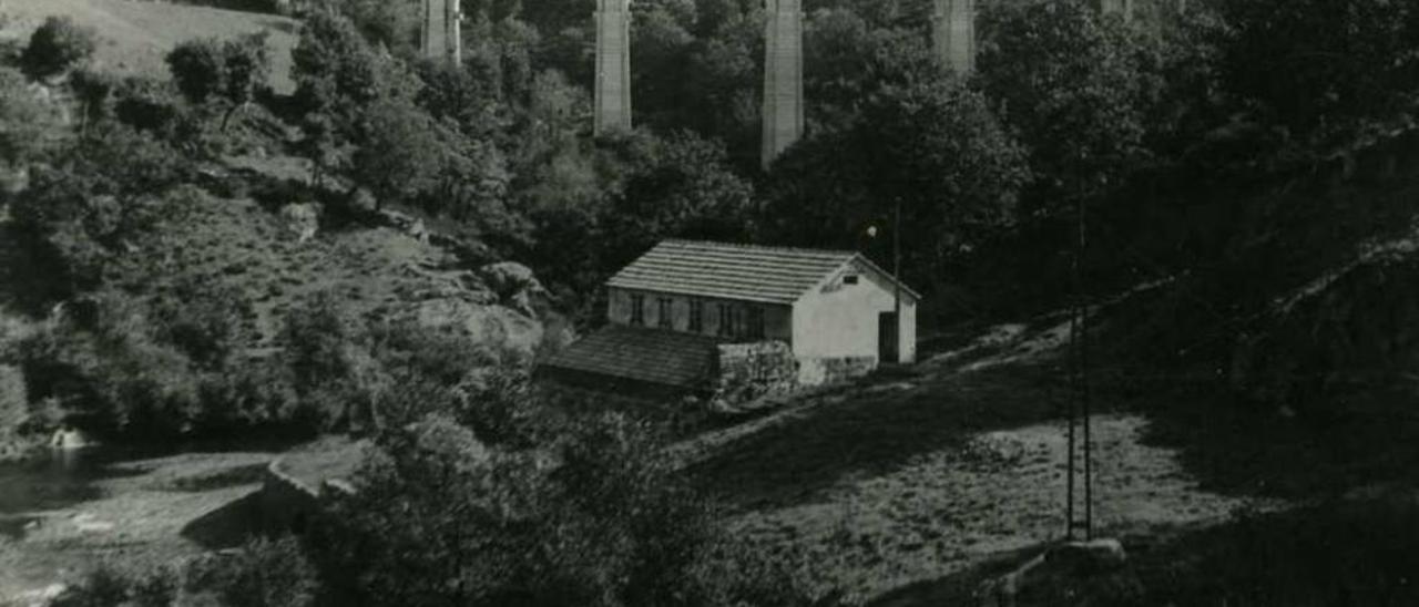 Vista del río de Taboada, con la fábrica de la luz y el puente del tren al fondo. // Archivo P.P.L.