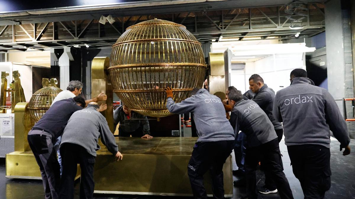 Trabajadores preparan los bombos de la lotería en el Teatro Real de Madrid, este viernes.