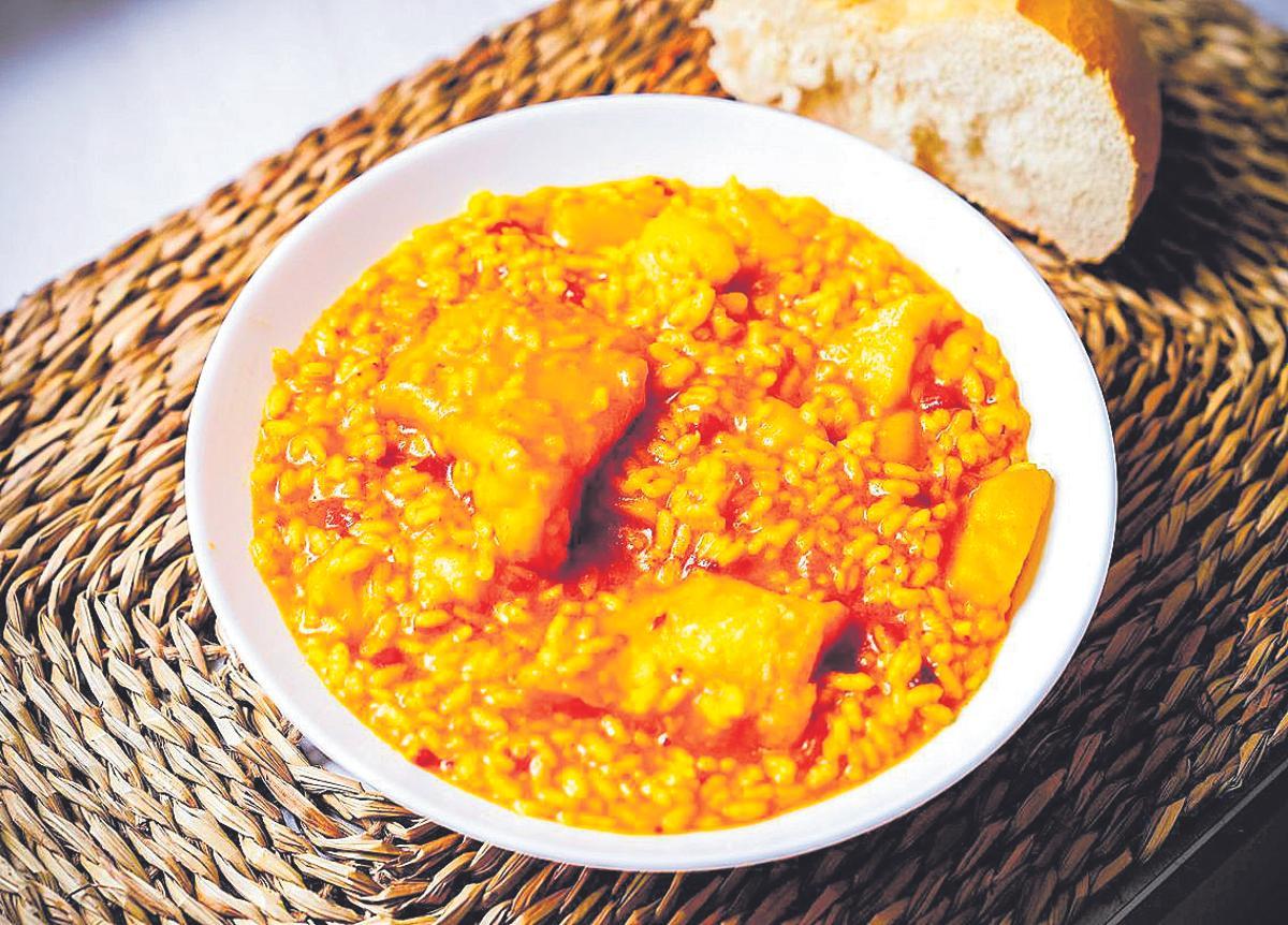 Potaje de arroz con papas y bacalao.