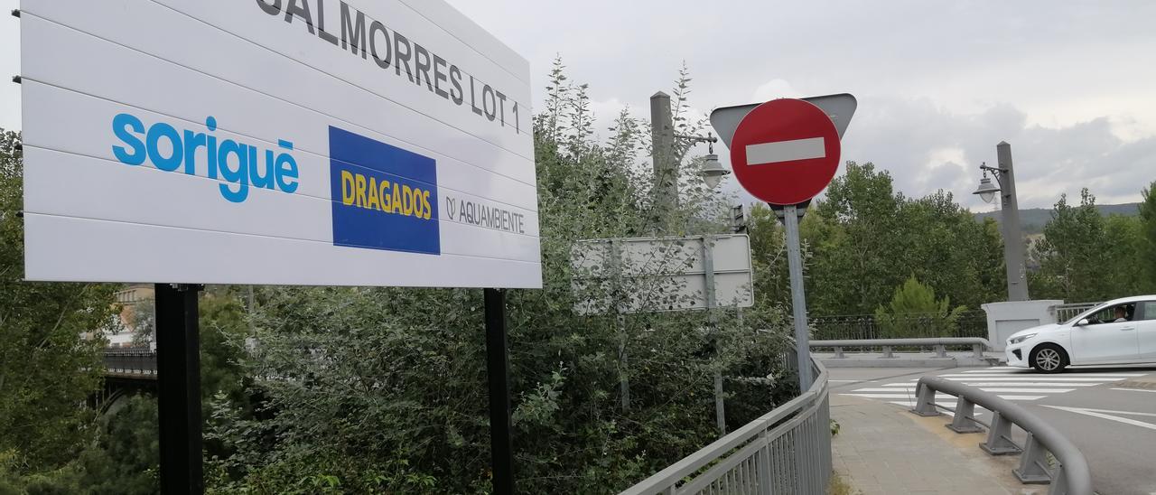 Cartell que ja anuncia l&#039;obra, instal·lat a l&#039;entrada del pont d&#039;accés a Sant Vicenç