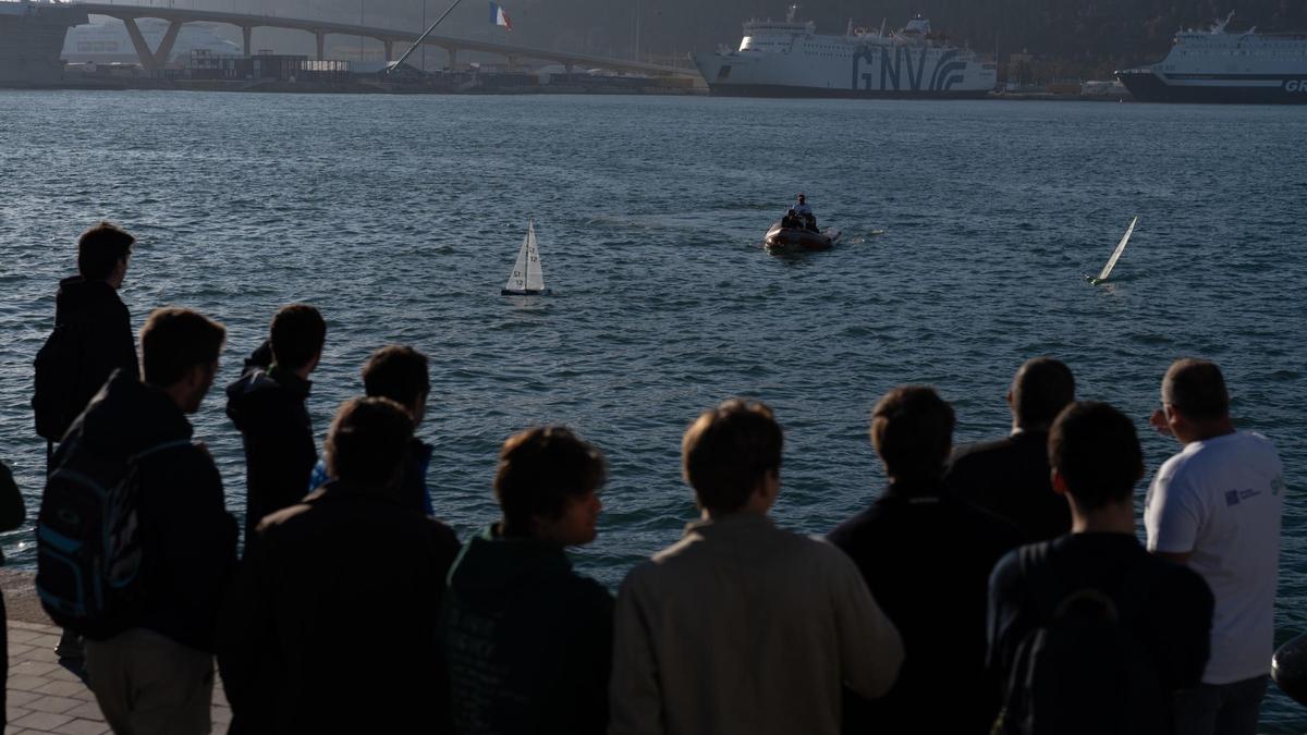 Jóvenes estudiantes siguiendo las indicaciones sobre navegación por radiocontrol en una sesión de formación en el programa RC Sailing.