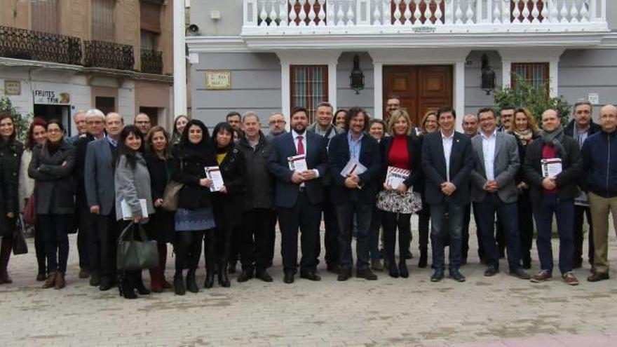 Alcaldes, alcaldesas y representantes políticos de los municipios de la comarca así como responsables de Pactem Nord y Servef.