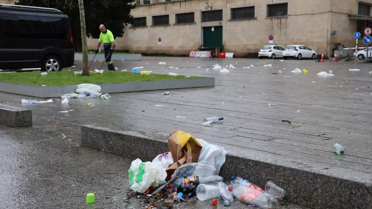 La Praza da Estrela sufre la resaca del lunes de Entroido