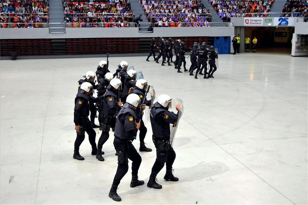 La Policía Nacional se exhibe ante escolares en el Príncipe Felipe