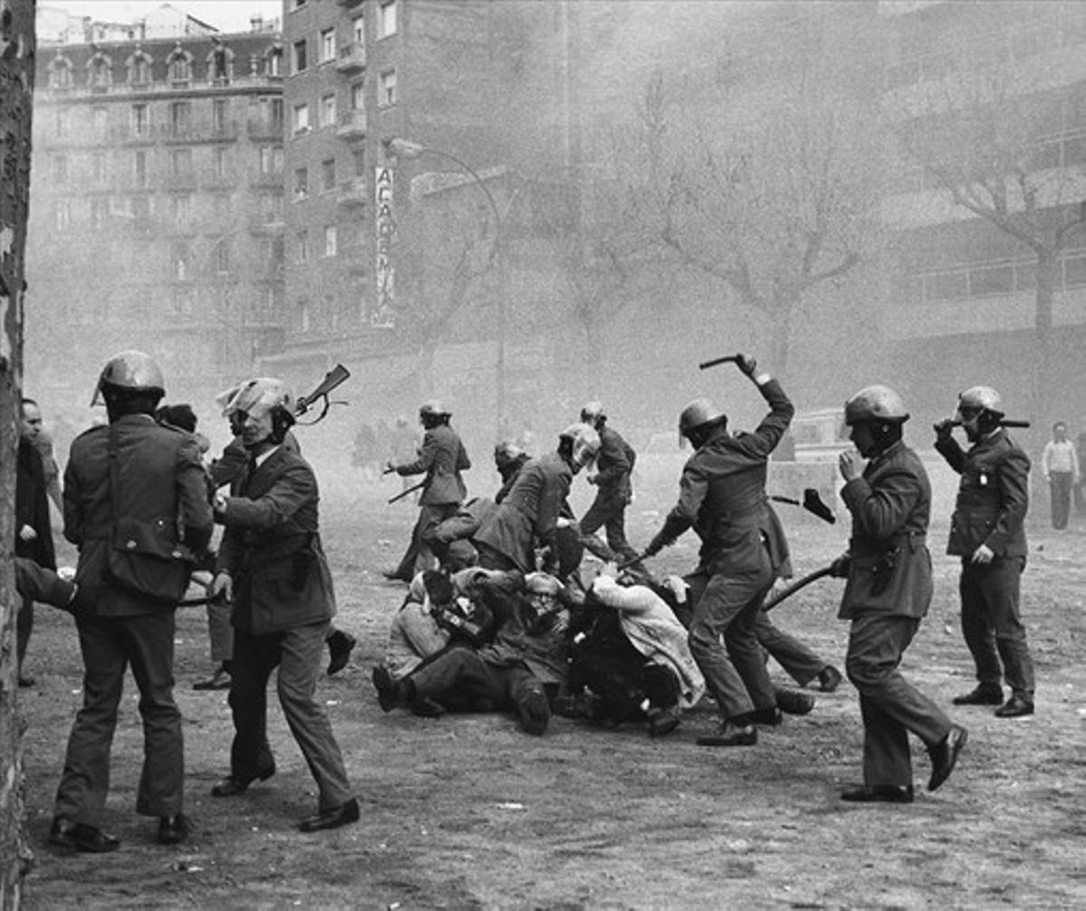 La famosa fotografía de Manel Armengol tomada el 1 de febrero de 1976 durante una manifestación de la Assemblea de Catalunya.