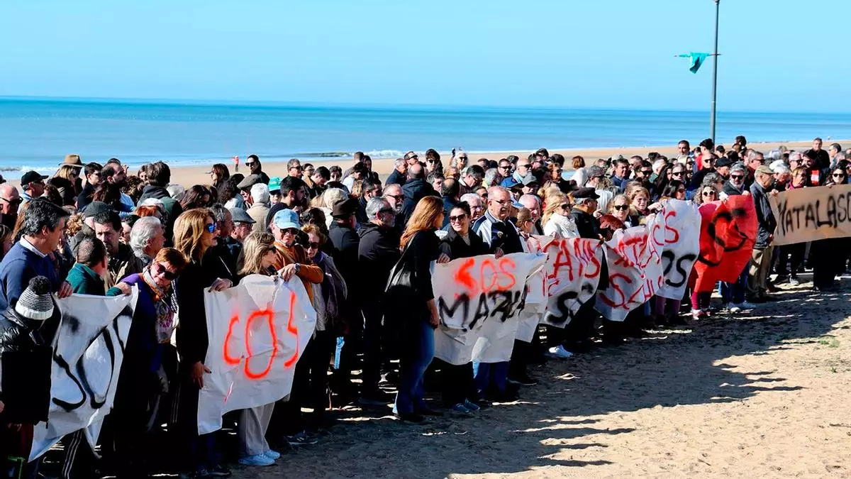 Concentración masiva en Matalascañas por el temor al colapso del litoral: "Tenemos miedo al próximo temporal"