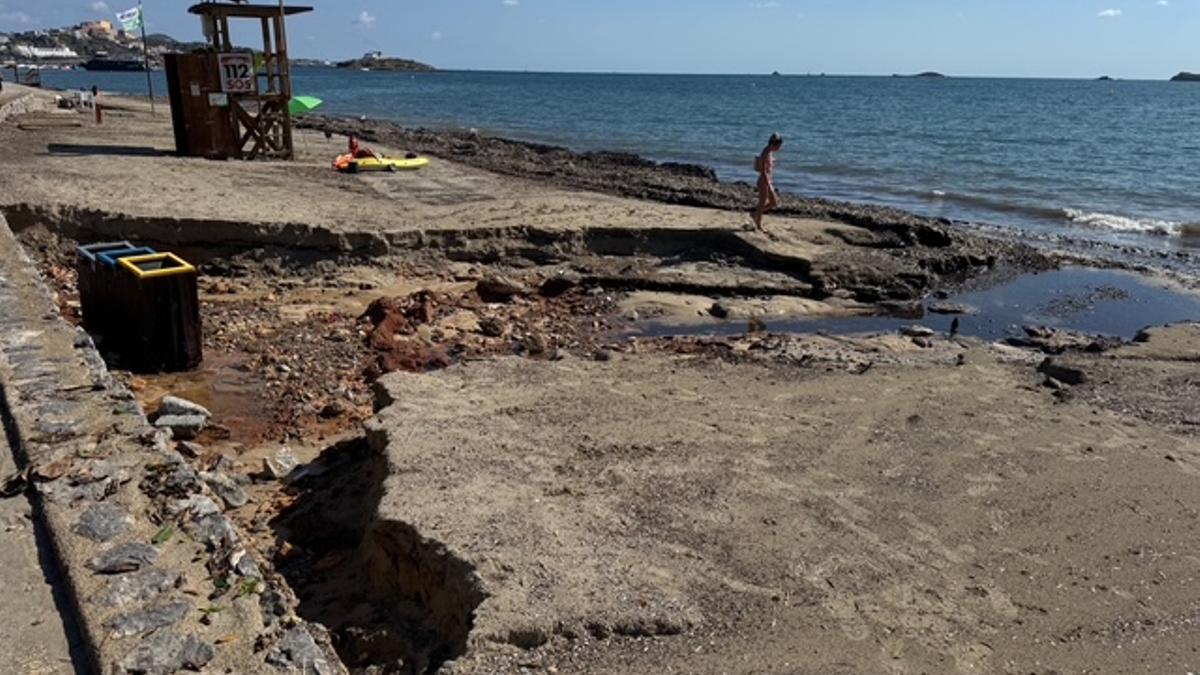 Los estragos que dejó la tormenta 'Ex Gabrielle' en la playa de Platja d'en Bossa.