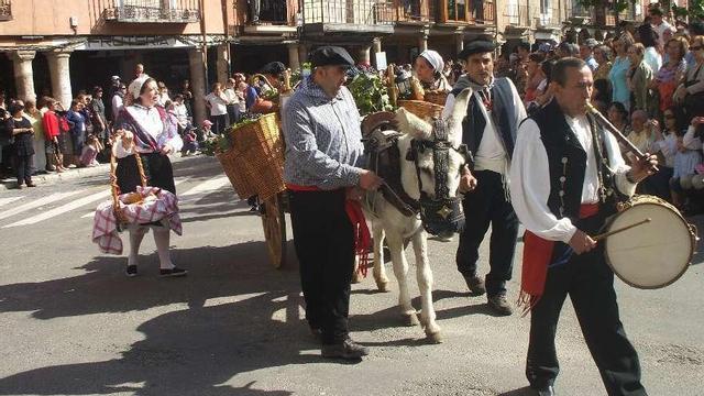 Participantes en el desfile de carros engalanados en una edición festiva anterior.