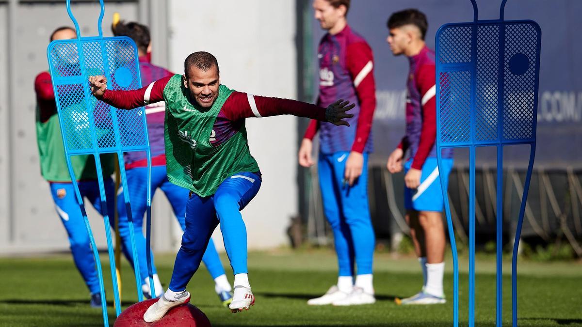 Dani Alves, en un entrenamiento con el FC Barcelona.