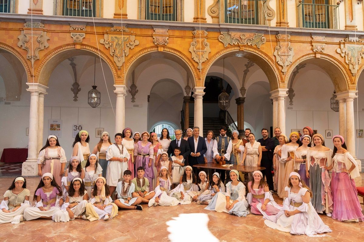 Asistentes a la presentación de la obra en la Diputación, junto al presidente de la institución provincial y el alcalde de Hinojosa del Duque.