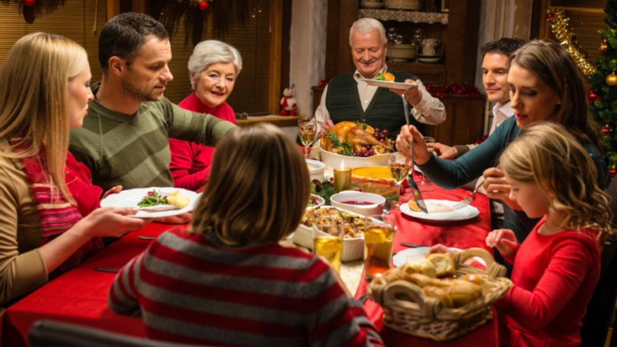 Una familia durante una cena navideña.