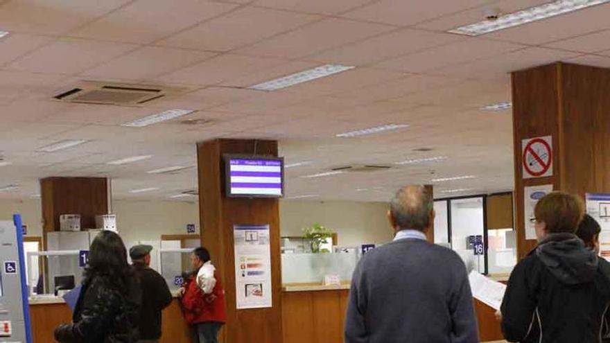 Contribuyentes en las oficinas de Hacienda en Zamora capital.